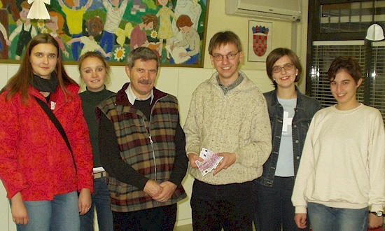 Dezember 2002: Marina Knarr, Susi Beier, Fr. Ilja Jerkovic, Uli Iberer, Melanie Knarr, Christina Amann (nicht auf dem Foto: Rainer Kohl; mit Stationen und Begegnungen in Zagreb, Slavonsik Brod)