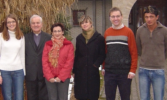 Januar 2006: Melanie Knarr, Bischof Franjo Komarica, Zaklina Garic, Blazenka Lukenda (beide Caritas Banja Luka), Uli Iberer, Zeljko Vasilj (mit Stationen und Begegnungen in Velika Kladusa, Banja Luka)