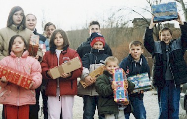 Jungen und Mädchen in der Region Maljevac/Velika Kladusa (Kroatien/Bosnien-Herzoegowina) nach dem Verteilen der Geschenkpakete