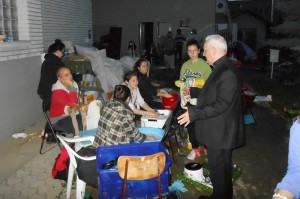 Überschwemmung 2014 - Bischof Franjo Komarica besucht Familie