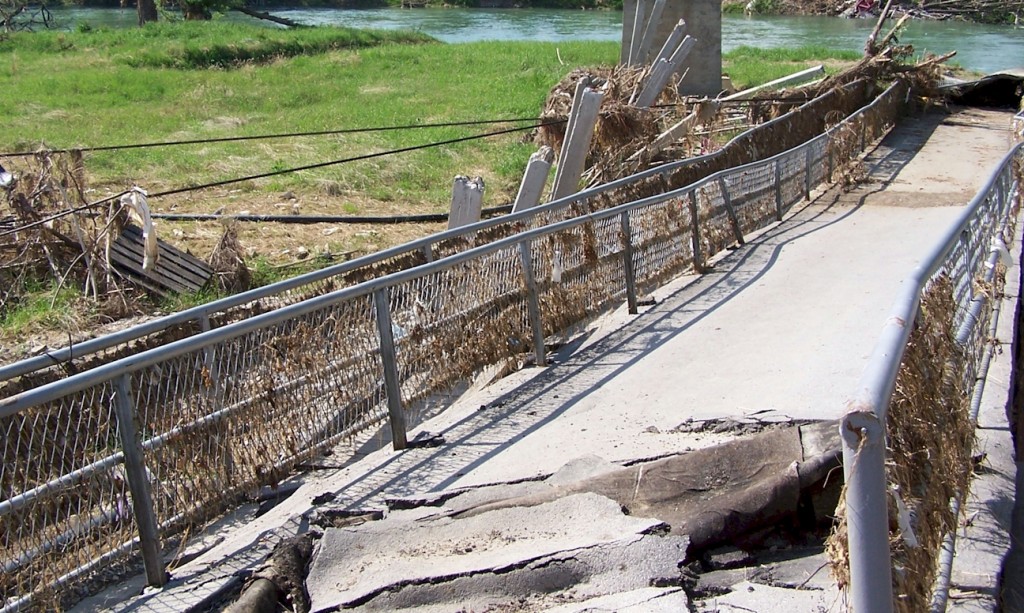 Hilfsfahrt Juni 2014 - Reste einer vom Wasser niedergerissenen Autobrücke